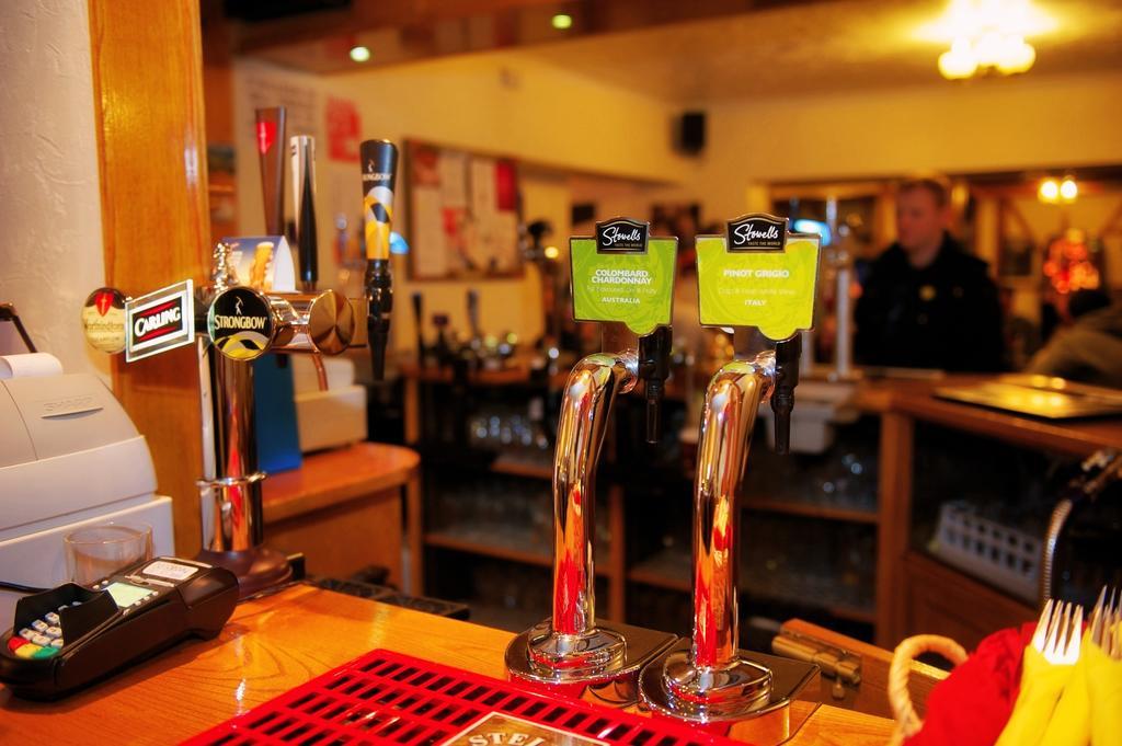 The Little Crown Inn Pontypool Exteriör bild
